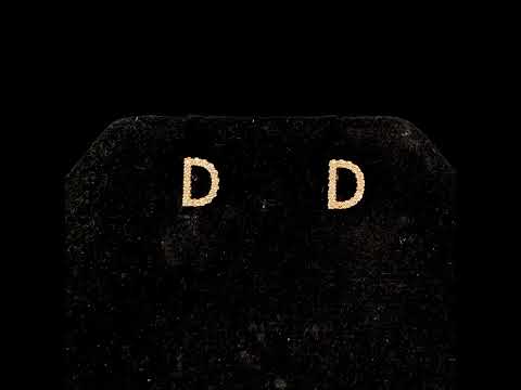 Rotating video showing the jewelry item