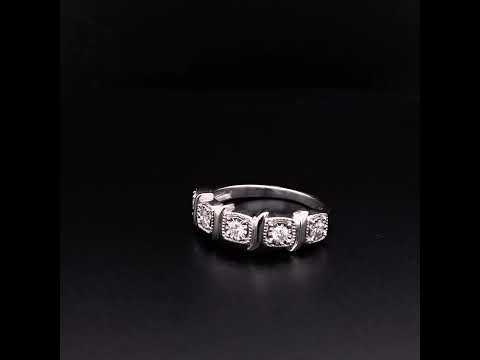 Rotating video showing the jewelry item