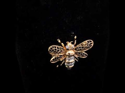 Rotating video showing the jewelry item