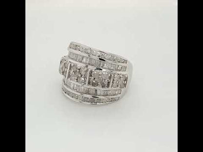 Rotating video showing the jewelry item