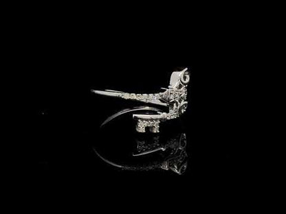 Rotating video showing the jewelry item