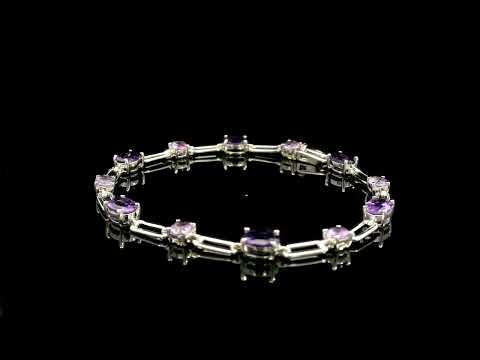 Rotating video showing the jewelry item