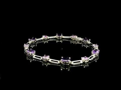 Rotating video showing the jewelry item