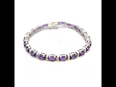 Rotating video showing the jewelry item