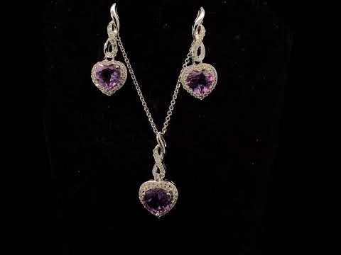 Rotating video showing the jewelry item