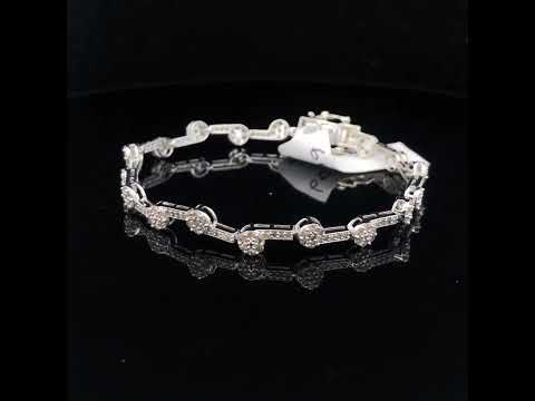Rotating video showing the jewelry item