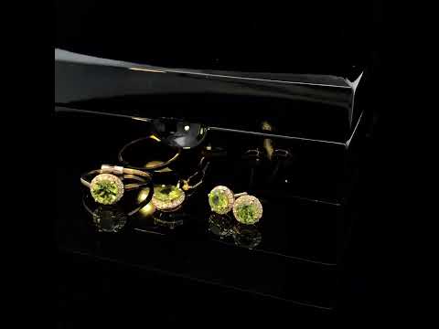 Rotating video showing the jewelry item