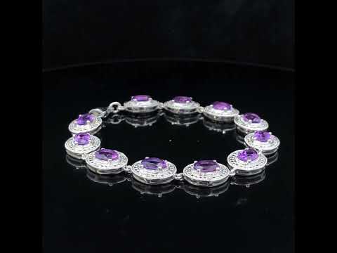 Rotating video showing the jewelry item