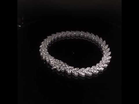 Rotating video showing the jewelry item