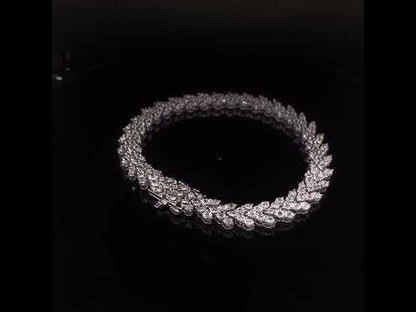 Rotating video showing the jewelry item
