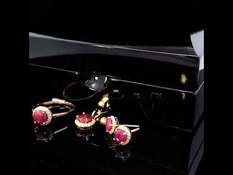 Rotating video showing the jewelry item