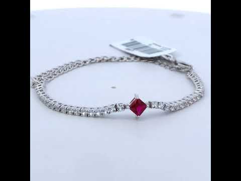 Rotating video showing the jewelry item
