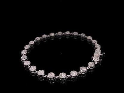 Rotating video showing the jewelry item