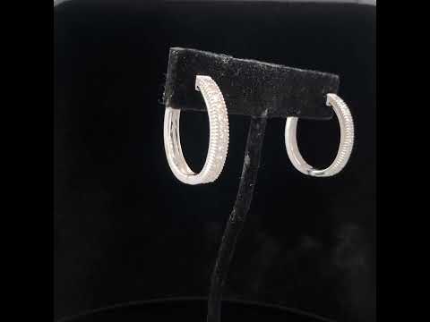 Rotating video showing the jewelry item