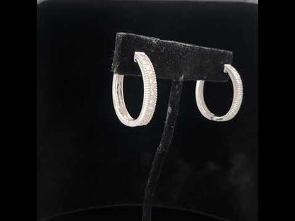 Rotating video showing the jewelry item