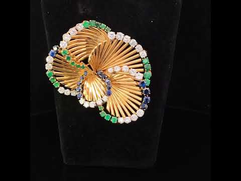 Rotating video showing the jewelry item