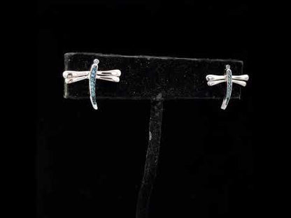 Rotating video showing the jewelry item