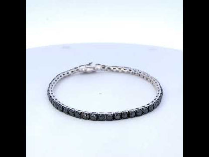 Rotating video showing the jewelry item