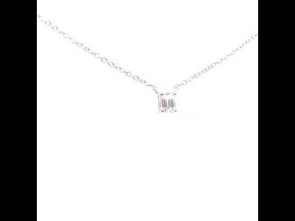 Rotating video showing the jewelry item