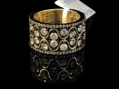 Rotating video showing the jewelry item