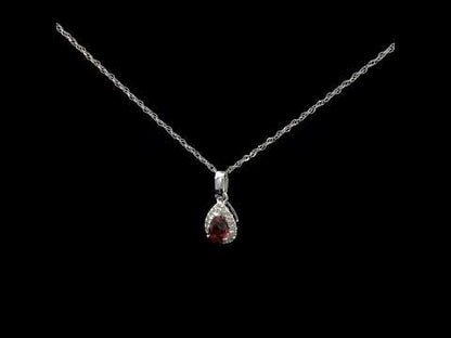 Rotating video showing the jewelry item