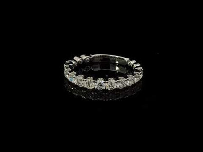 Rotating video showing the jewelry item