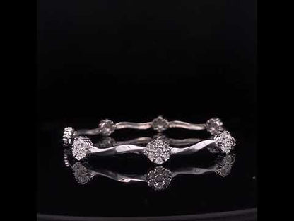 Rotating video showing the jewelry item