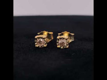 Rotating video showing the jewelry item