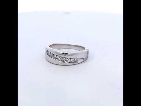 Rotating video showing the jewelry item