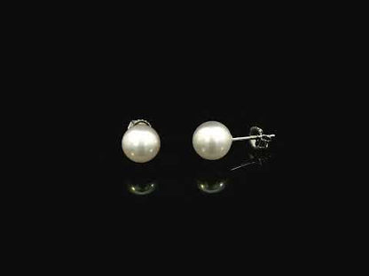 Rotating video showing the jewelry item