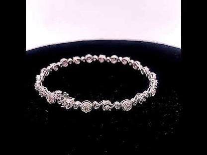 Rotating video showing the jewelry item