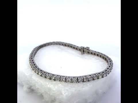 Rotating video showing the jewelry item