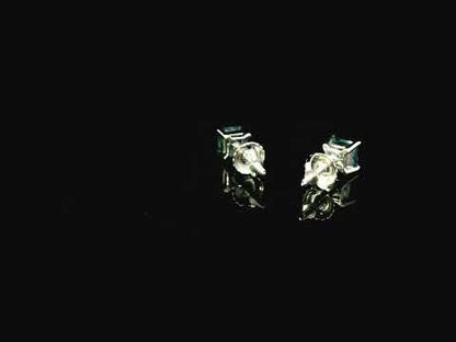 Rotating video showing the jewelry item