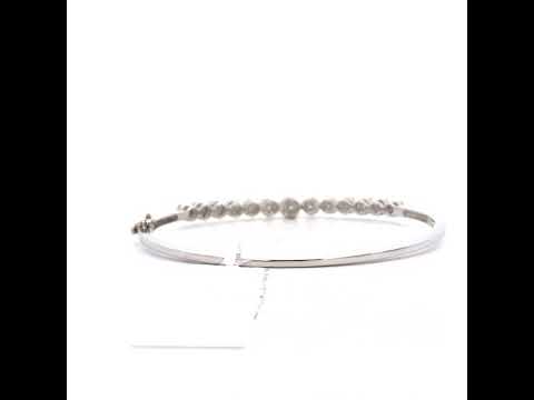 Rotating video showing the jewelry item