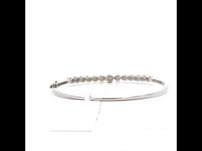 Rotating video showing the jewelry item