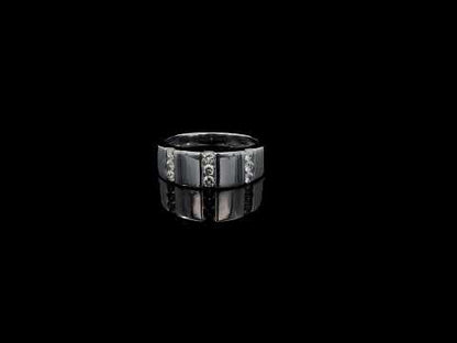 Rotating video showing the jewelry item