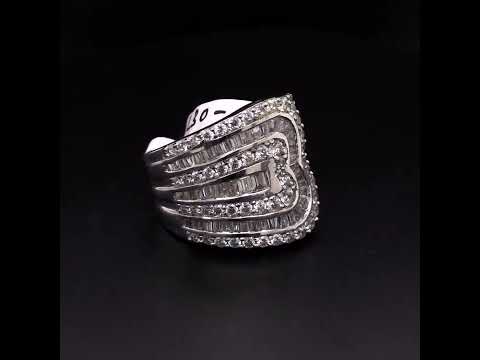 Rotating video showing the jewelry item