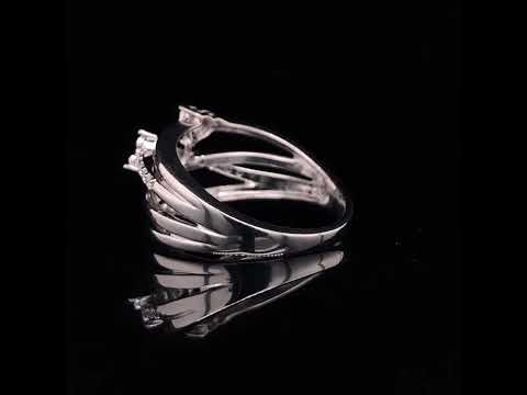 Rotating video showing the jewelry item