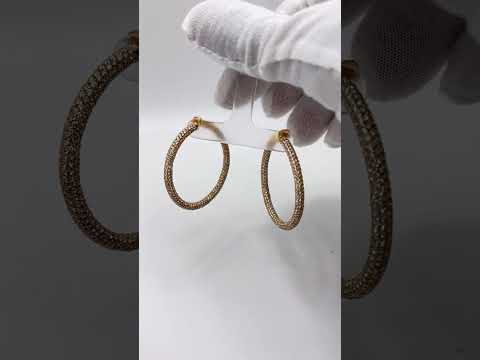 Rotating video showing the jewelry item