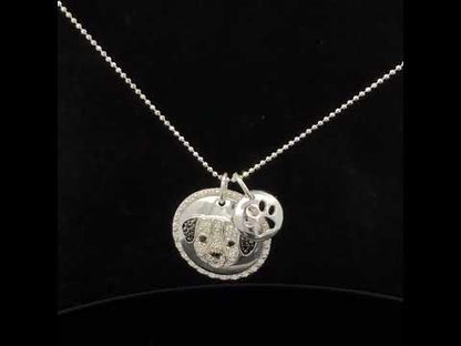 Rotating video showing the jewelry item