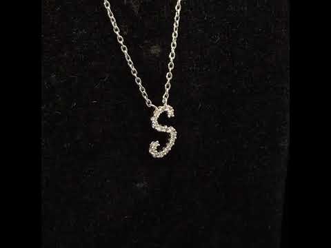 Rotating video showing the jewelry item