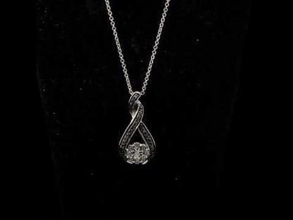 Rotating video showing the jewelry item