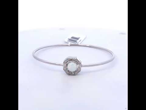 Rotating video showing the jewelry item