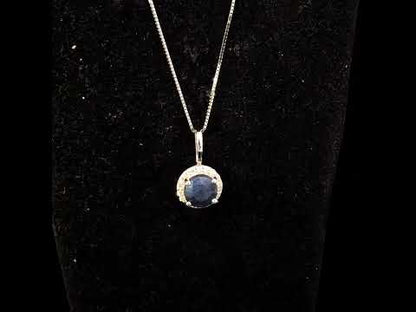 Rotating video showing the jewelry item