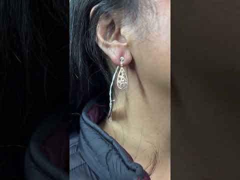 Rotating video showing the jewelry item