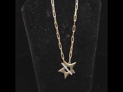 Rotating video showing the jewelry item