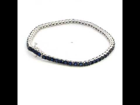 Rotating video showing the jewelry item