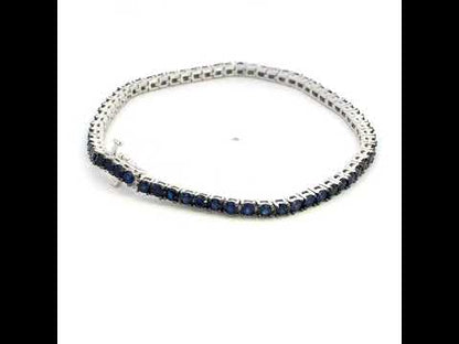 Rotating video showing the jewelry item