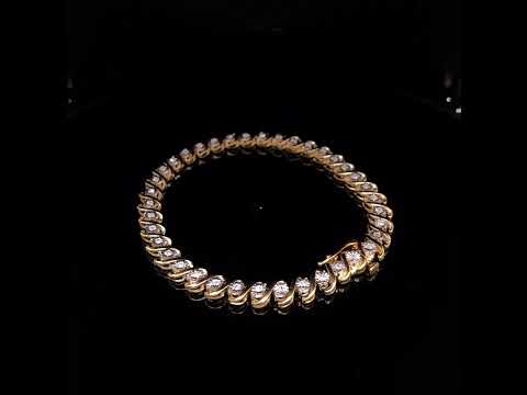 Rotating video showing the jewelry item