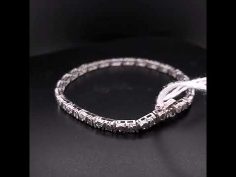 Rotating video showing the jewelry item